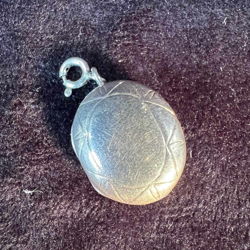 3/4" Oval Locket Pendant